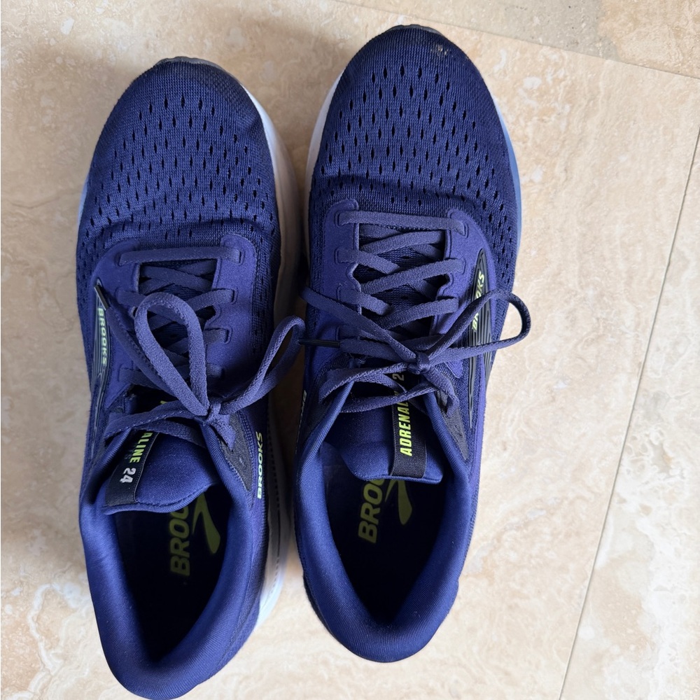 Brooks Men's like-new Adrenaline GTS 24 shoes